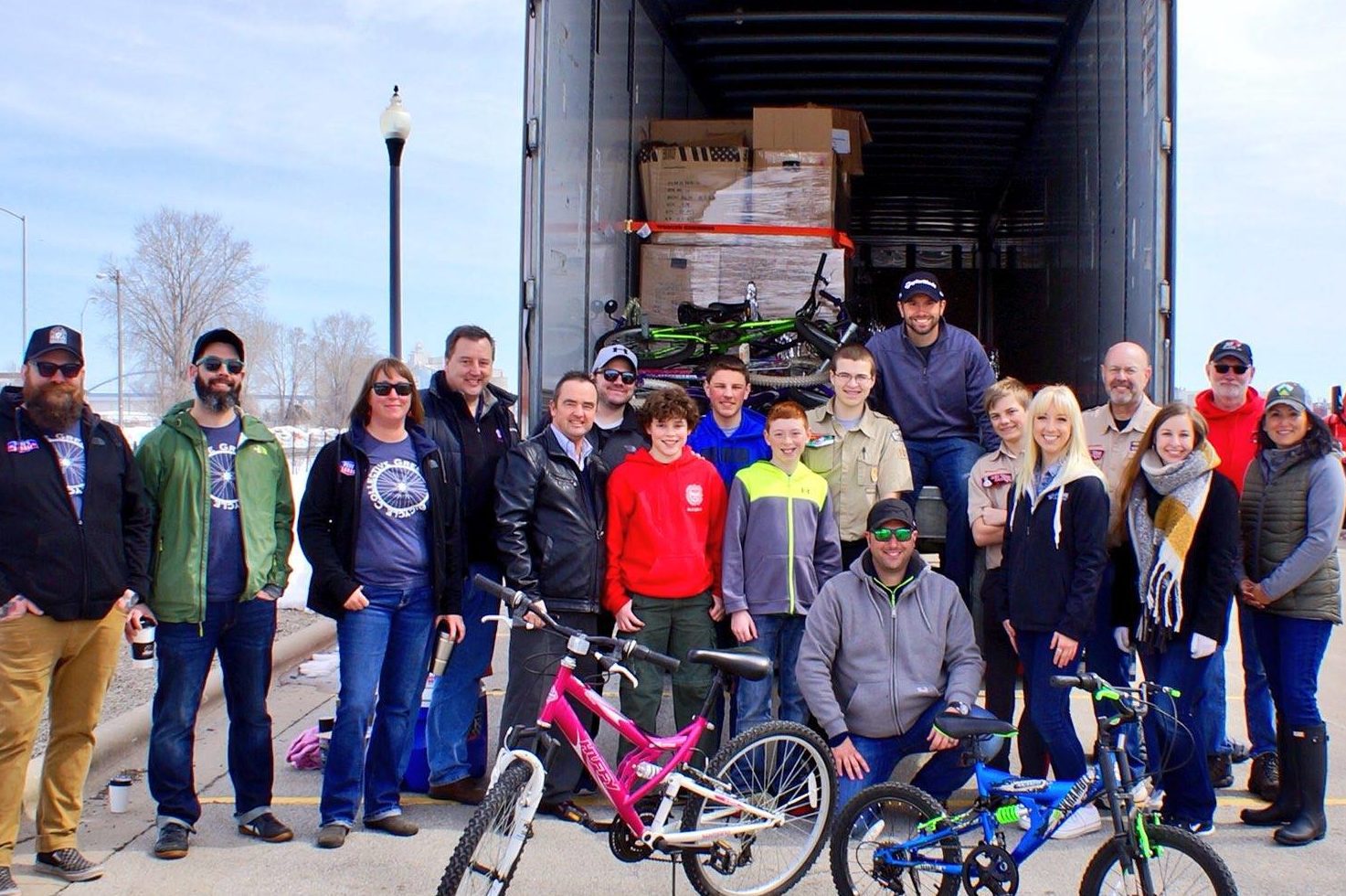 New Shelter Green Bay  - Paper Transport employees give their time to help around the community

